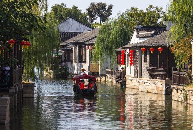 省总工会组织志愿者为旅客送“福”